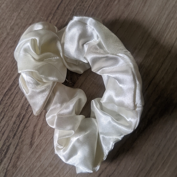 Golden peachy scrunchie set! - Picture 3 of 6